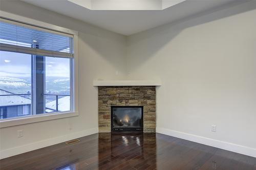 9829 Crimson Road, Lake Country, BC - Indoor With Fireplace