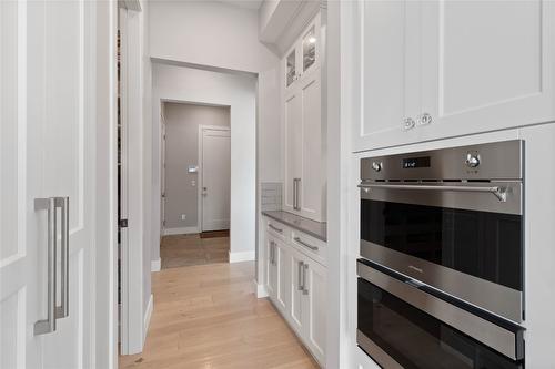 608 Mt Ida Crescent, Coldstream, BC - Indoor Photo Showing Kitchen