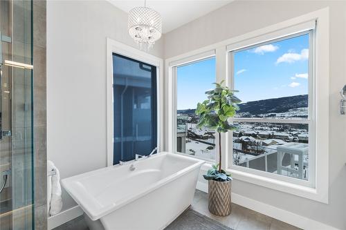 608 Mt Ida Crescent, Coldstream, BC - Indoor Photo Showing Bathroom
