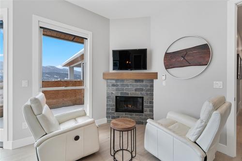 608 Mt Ida Crescent, Coldstream, BC - Indoor Photo Showing Living Room With Fireplace
