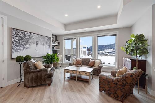 608 Mt Ida Crescent, Coldstream, BC - Indoor Photo Showing Living Room