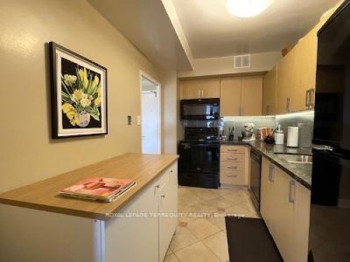 2511-400 Walmer Road, Toronto, ON - Indoor Photo Showing Kitchen