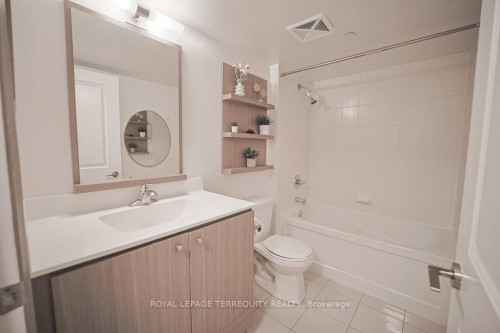 411-275 Yorkland Road, Toronto, ON - Indoor Photo Showing Bathroom