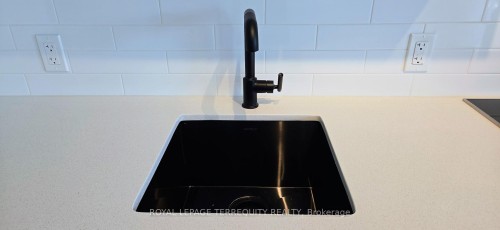 1515-1 Quarrington Lane, Toronto, ON - Indoor Photo Showing Kitchen With Double Sink