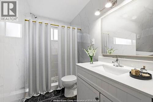5440 Lyndon, Windsor, ON - Indoor Photo Showing Bathroom