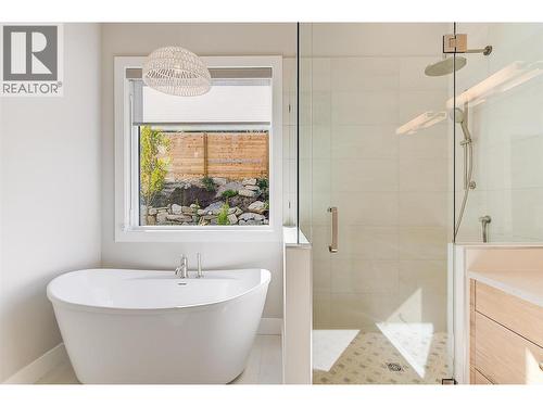 761 Barnaby Road, Kelowna, BC - Indoor Photo Showing Bathroom