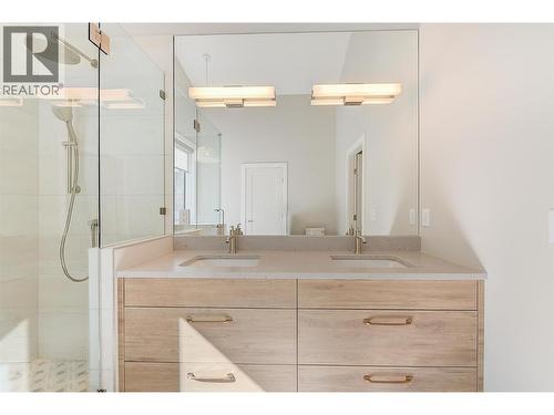 761 Barnaby Road, Kelowna, BC - Indoor Photo Showing Bathroom