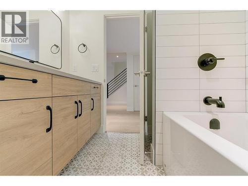 Shower/tub combo - 761 Barnaby Road, Kelowna, BC - Indoor Photo Showing Bathroom