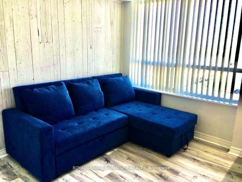 3306-310 Burnhamthorpe Road W, Mississauga, ON - Indoor Photo Showing Living Room