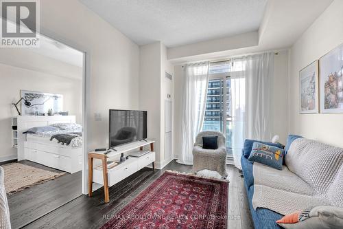 1407 - 33 Shore Breeze Drive, Toronto, ON - Indoor Photo Showing Living Room