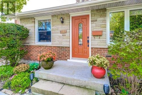 1216 De Quincy Crescent, Burlington, ON - Outdoor