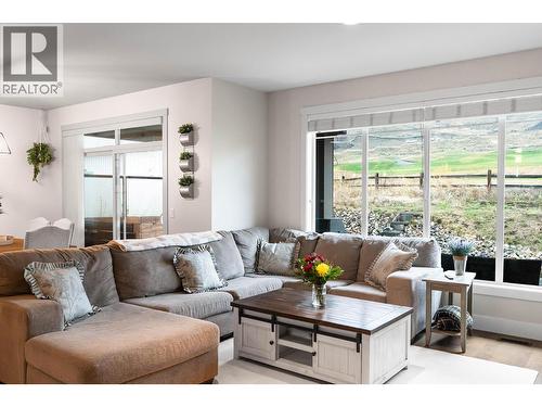 1769 Tower Ranch Drive, Kelowna, BC - Indoor Photo Showing Living Room