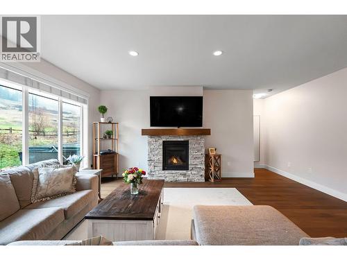 1769 Tower Ranch Drive, Kelowna, BC - Indoor Photo Showing Living Room With Fireplace