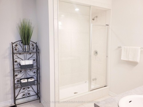 24 Kneale Street, Brantford, ON - Indoor Photo Showing Bathroom