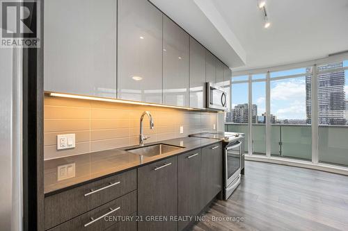 3405 - 403 Church Street, Toronto, ON - Indoor Photo Showing Kitchen With Upgraded Kitchen