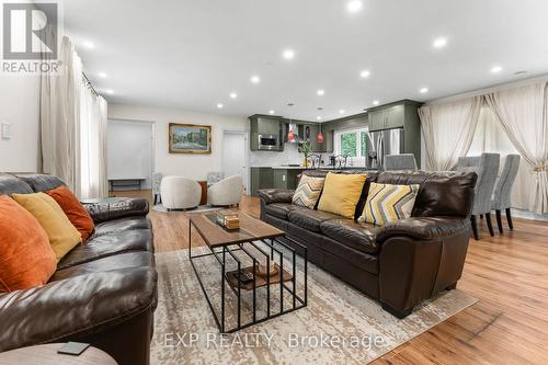 208 Glen Oak Drive, Oakville, ON - Indoor Photo Showing Living Room