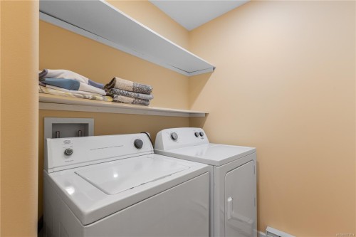1126 18Th St, Courtenay, BC - Indoor Photo Showing Laundry Room
