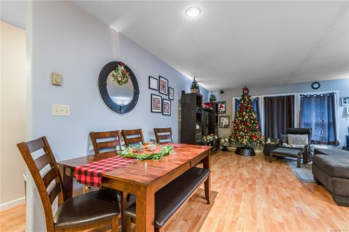 1126 18Th St, Courtenay, BC - Indoor Photo Showing Dining Room