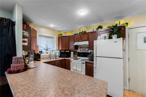 1126 18Th St, Courtenay, BC - Indoor Photo Showing Kitchen With Double Sink