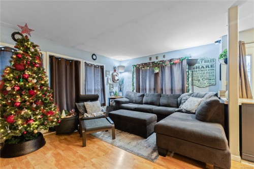 1126 18Th St, Courtenay, BC - Indoor Photo Showing Living Room