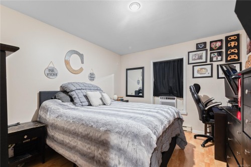 1126 18Th St, Courtenay, BC - Indoor Photo Showing Bedroom