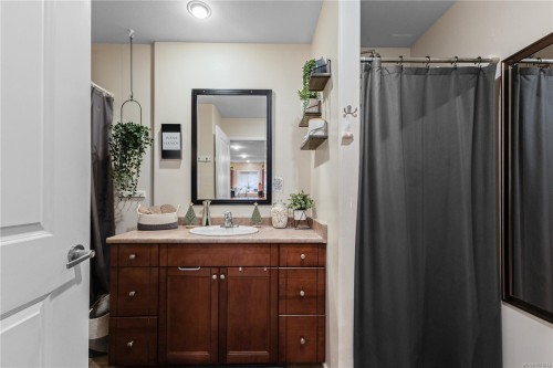 1126 18Th St, Courtenay, BC - Indoor Photo Showing Bathroom