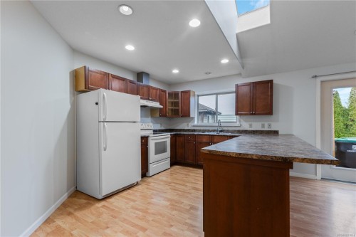 1126 18Th St, Courtenay, BC - Indoor Photo Showing Kitchen With Double Sink