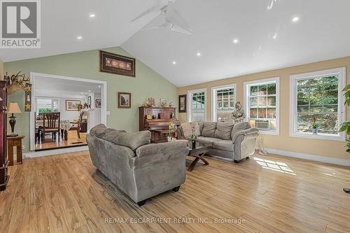 323 Regional 20 Road, Pelham, ON - Indoor Photo Showing Living Room