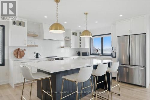 584 Bayview Drive, Ottawa, ON - Indoor Photo Showing Kitchen With Upgraded Kitchen