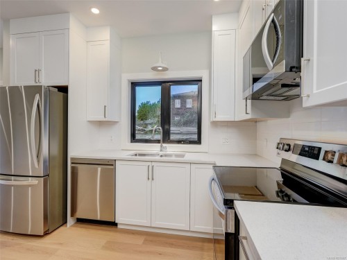 10950 Chalet Rd, North Saanich, BC 