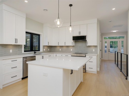 10950 Chalet Rd, North Saanich, BC 