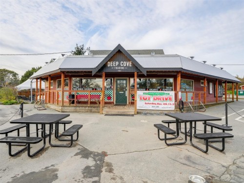 10950 Chalet Rd, North Saanich, BC 