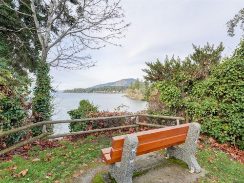 10950 Chalet Rd, North Saanich, BC 