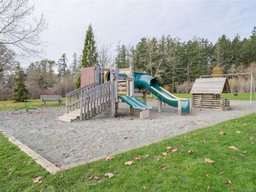 10950 Chalet Rd, North Saanich, BC 