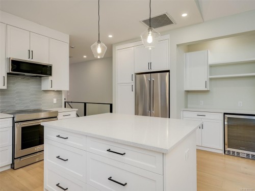 10950 Chalet Rd, North Saanich, BC 