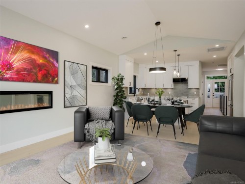 10950 Chalet Rd, North Saanich, BC 