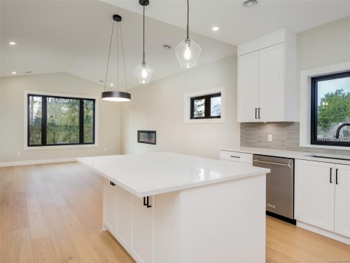 10950 Chalet Rd, North Saanich, BC 