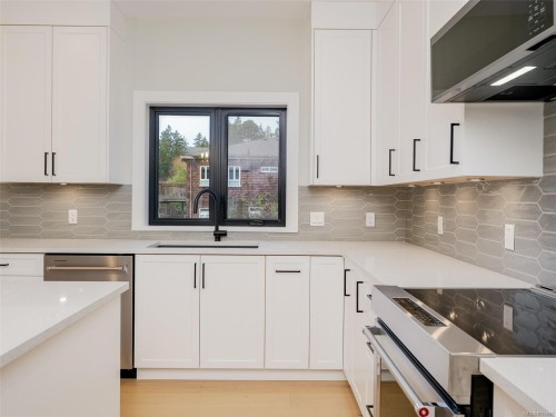 10950 Chalet Rd, North Saanich, BC 