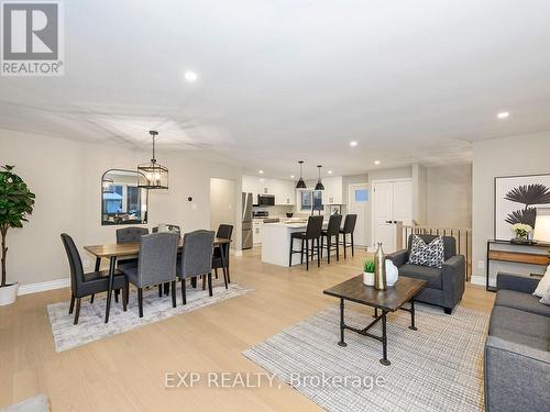 6921 Avila Road, Mississauga, ON - Indoor Photo Showing Living Room