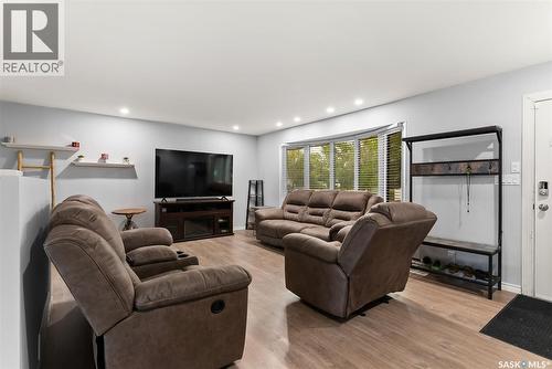 1003 Broad Street N, Regina, SK - Indoor Photo Showing Living Room