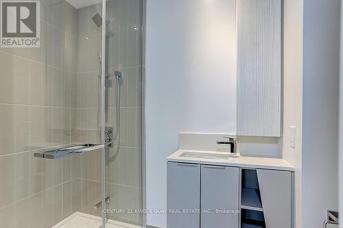 2103 - 3900 Confederation Parkway, Mississauga, ON - Indoor Photo Showing Bathroom