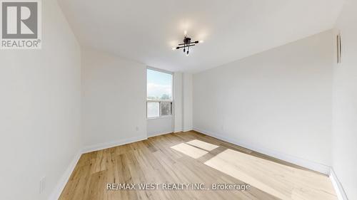 404 - 1535 Lakeshore Road E, Mississauga, ON - Indoor Photo Showing Other Room