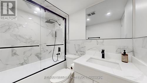 404 - 1535 Lakeshore Road E, Mississauga, ON - Indoor Photo Showing Bathroom