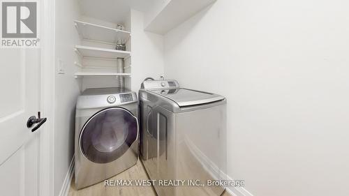 404 - 1535 Lakeshore Road E, Mississauga, ON - Indoor Photo Showing Laundry Room