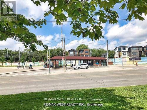 404 - 1535 Lakeshore Road E, Mississauga, ON - Outdoor