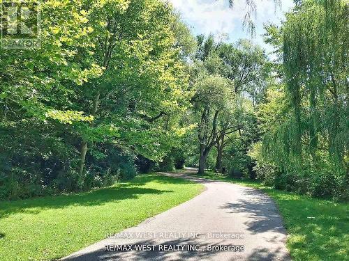 404 - 1535 Lakeshore Road E, Mississauga, ON - Outdoor