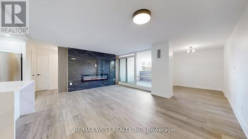 404 - 1535 Lakeshore Road E, Mississauga, ON - Indoor Photo Showing Living Room