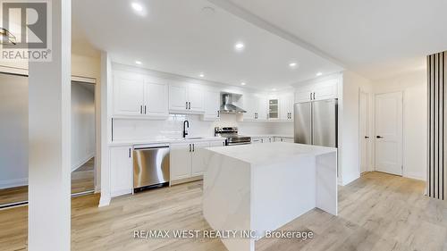 404 - 1535 Lakeshore Road E, Mississauga, ON - Indoor Photo Showing Kitchen With Upgraded Kitchen