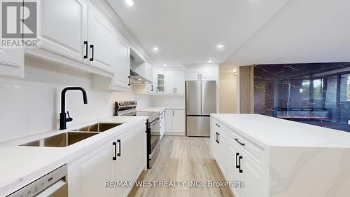 404 - 1535 Lakeshore Road E, Mississauga, ON - Indoor Photo Showing Kitchen With Double Sink With Upgraded Kitchen