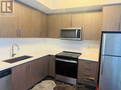 303 - 95 Attmar Drive, Brampton, ON - Indoor Photo Showing Kitchen